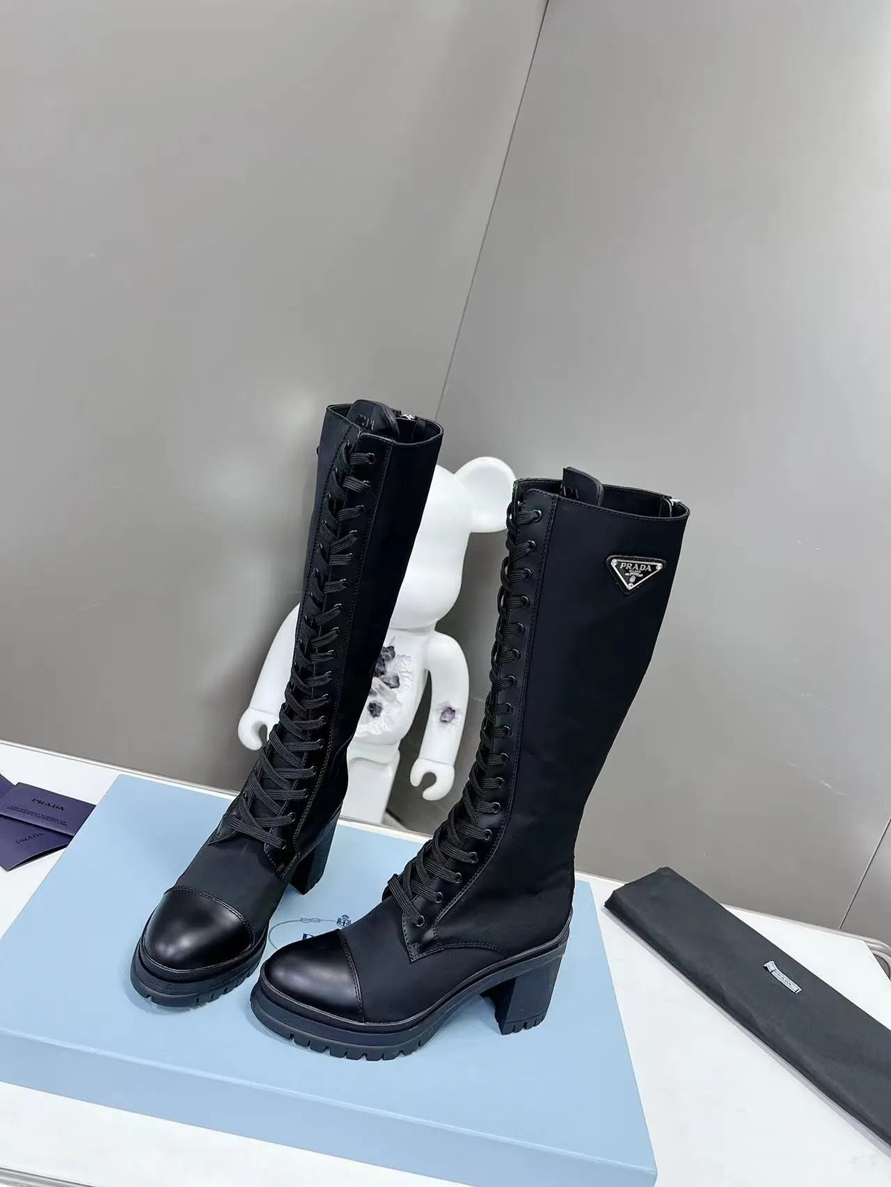 👟👟Ex-factory price 700👟👟 2022SSS re-launches the new and newest boot length of Poundala —————————— 💥PRADA’s spring morning T catwalk show is the same model "Dream City Night". Prada can focus on the right scene. It has a fresh breeze with a sense of luxury. It is perfect on the feet. 💃💃 Wear it with the matching shoes. It is elegant and high-quality, crystal clear and has various qualities. The materials are uniquely designed by the company and must be zero-edged. The entire series is full of exciting and interesting combinations of exterior elements. Different materials and textured fabrics express a strong artistic flavor. You can slightly appreciate the changing styles of Prada girls. 1⃣Upper: matte glossy open edge scarlet, 2⃣Lining: imported sheepskin lining 3⃣Outsole: original Italian large color original 4⃣🔺original foot pads, size female 35M-40M